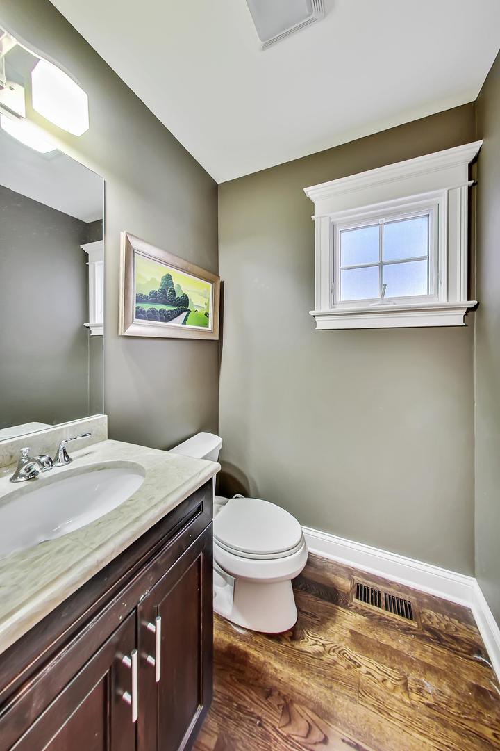 1736 W NELSON Street