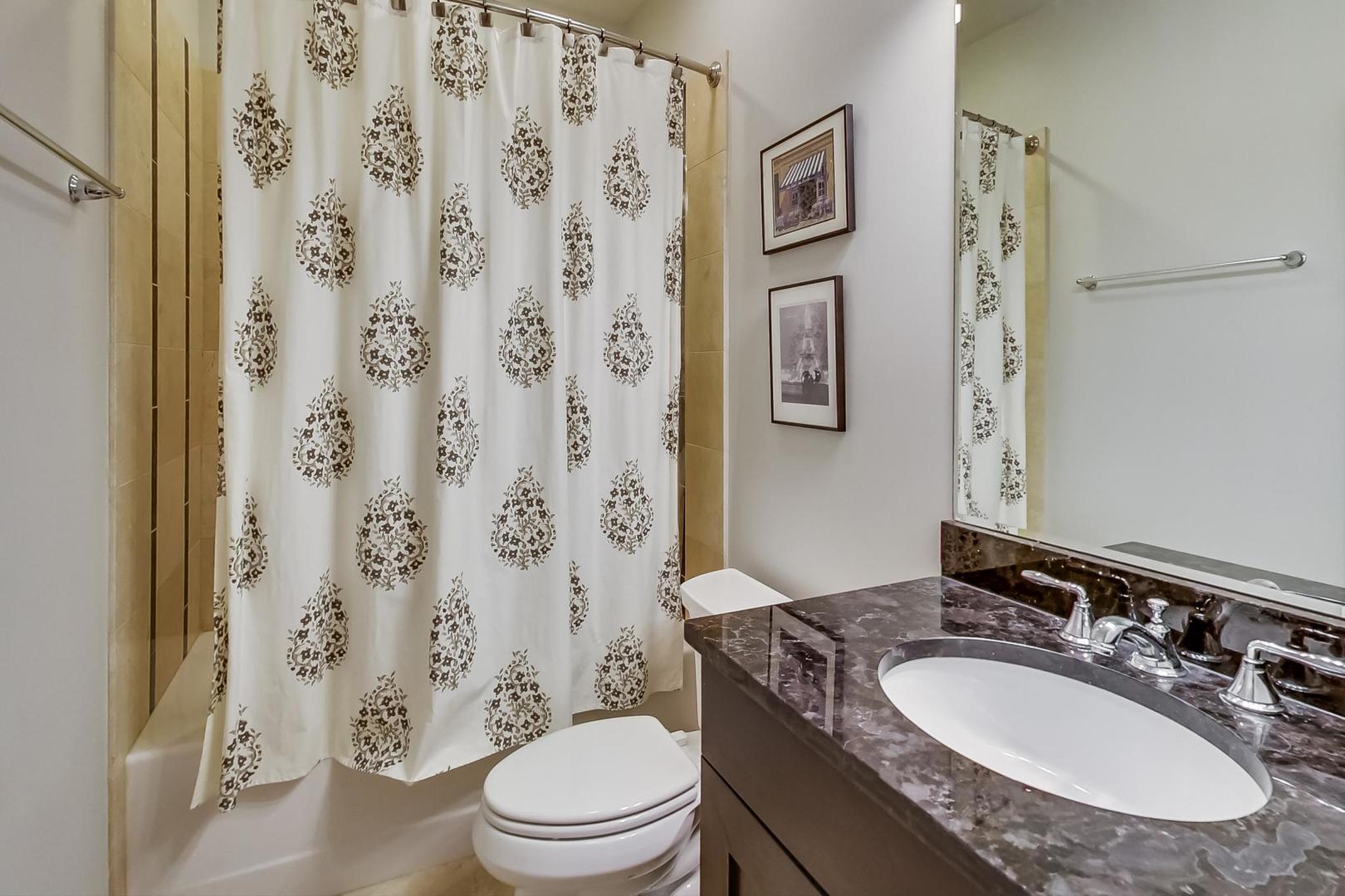 1736 W NELSON Street