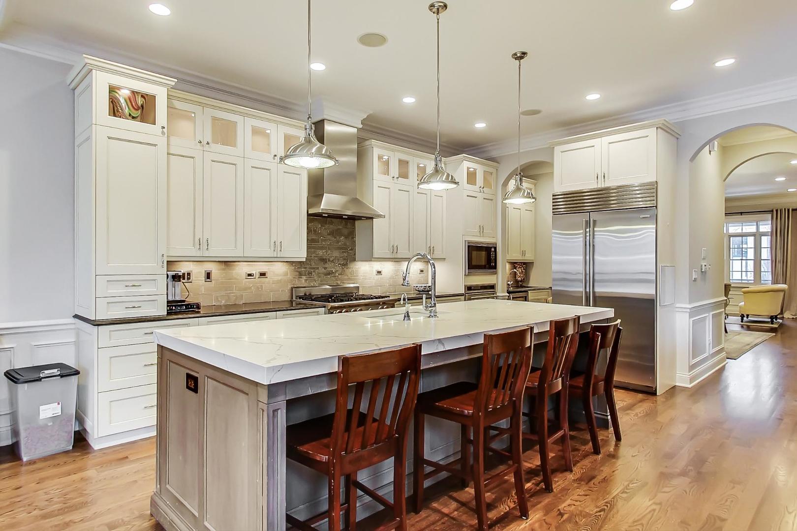 1736 W NELSON Street