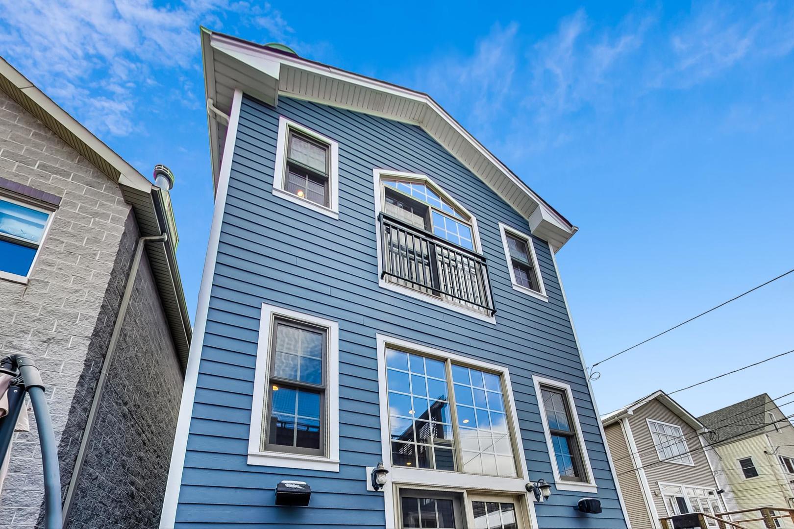 1736 W NELSON Street