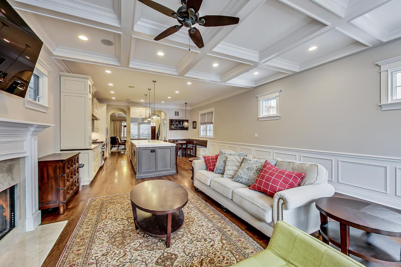 1736 W NELSON Street