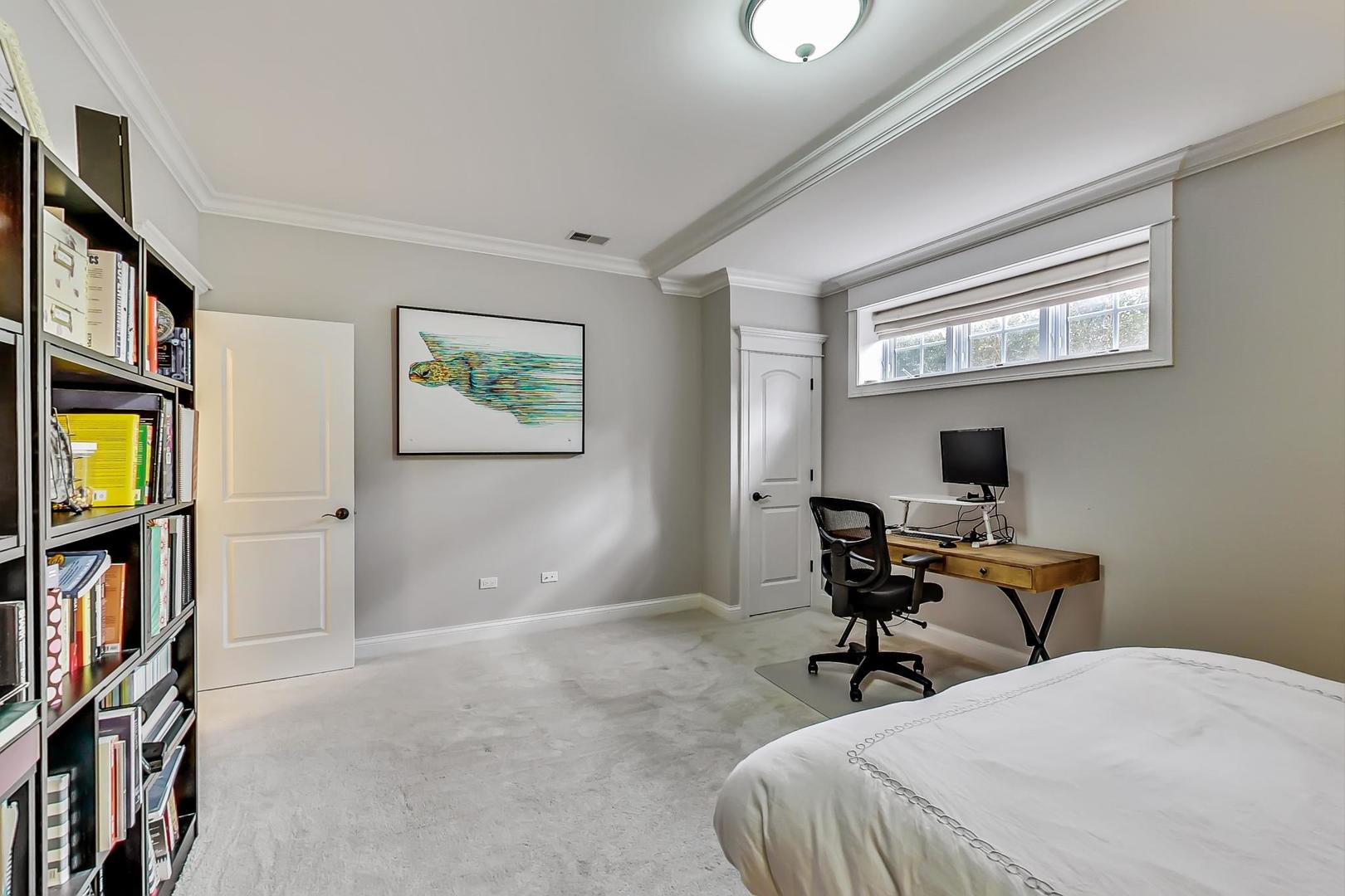 1736 W NELSON Street