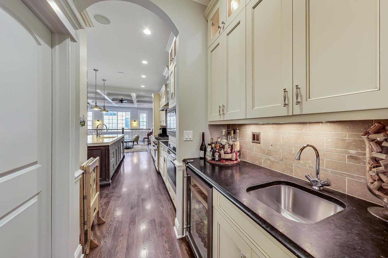 1736 W NELSON Street