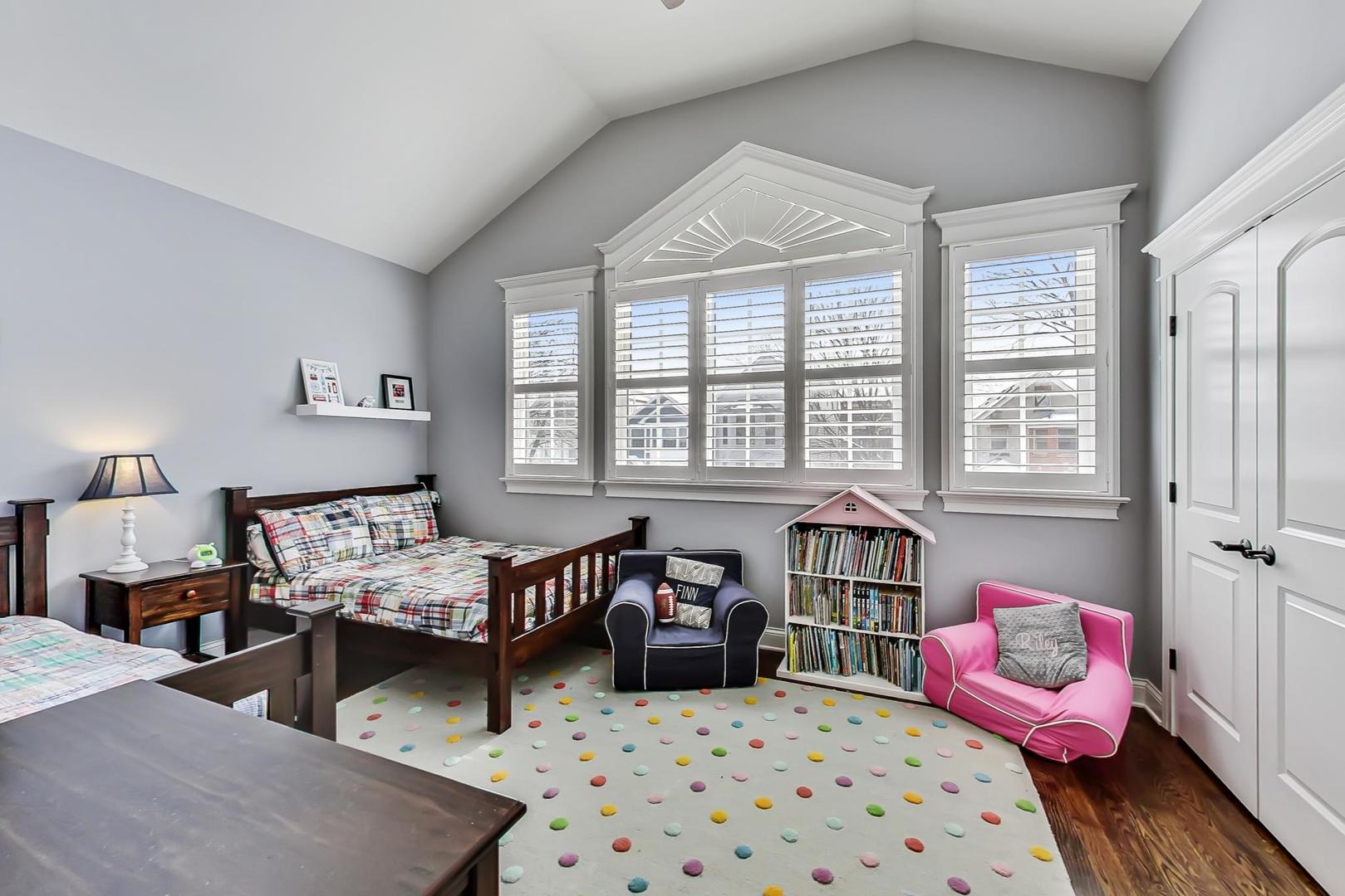 1736 W NELSON Street