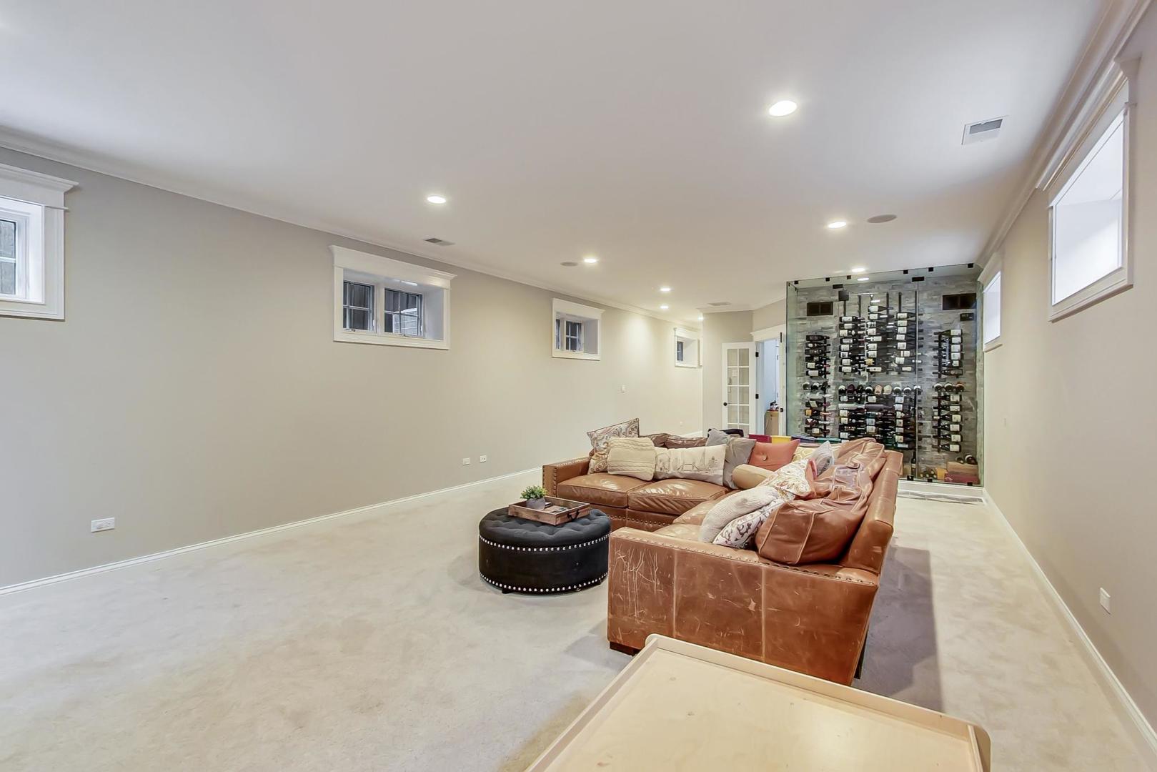 1736 W NELSON Street