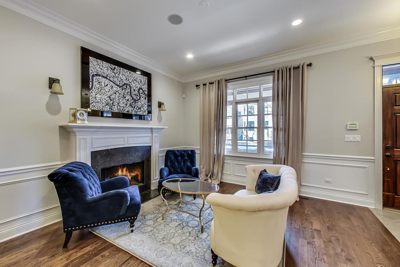 1736 W NELSON Street