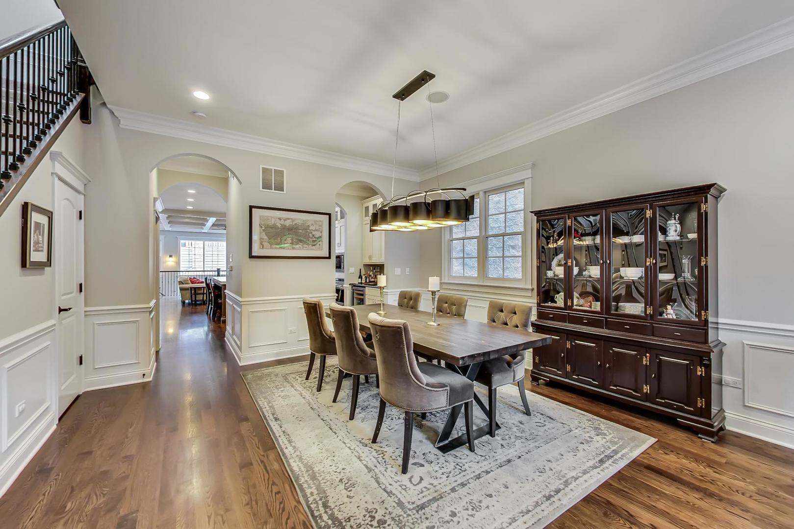 1736 W NELSON Street