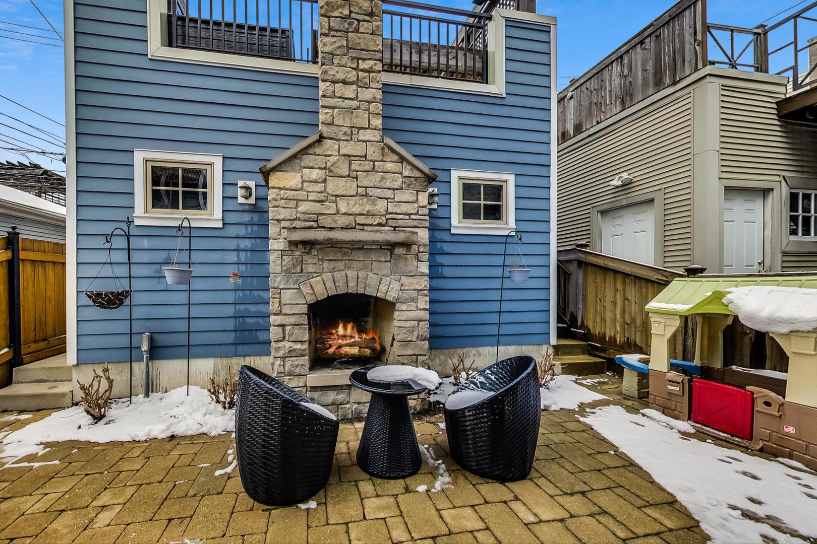 1736 W NELSON Street