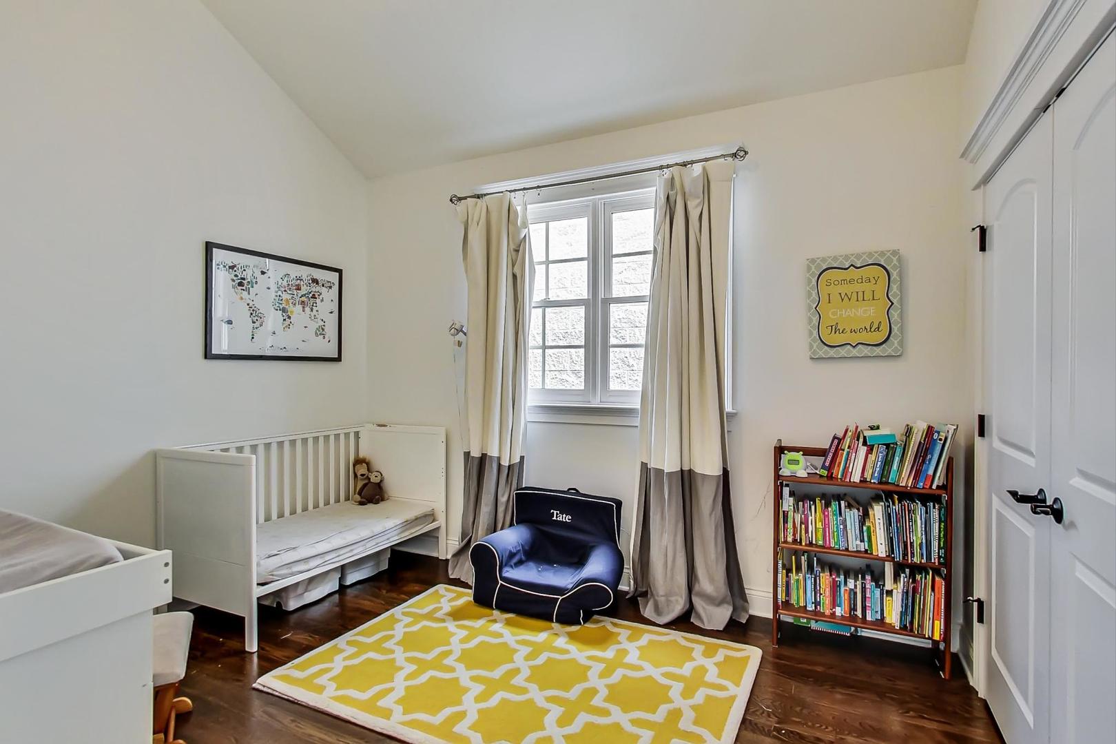 1736 W NELSON Street