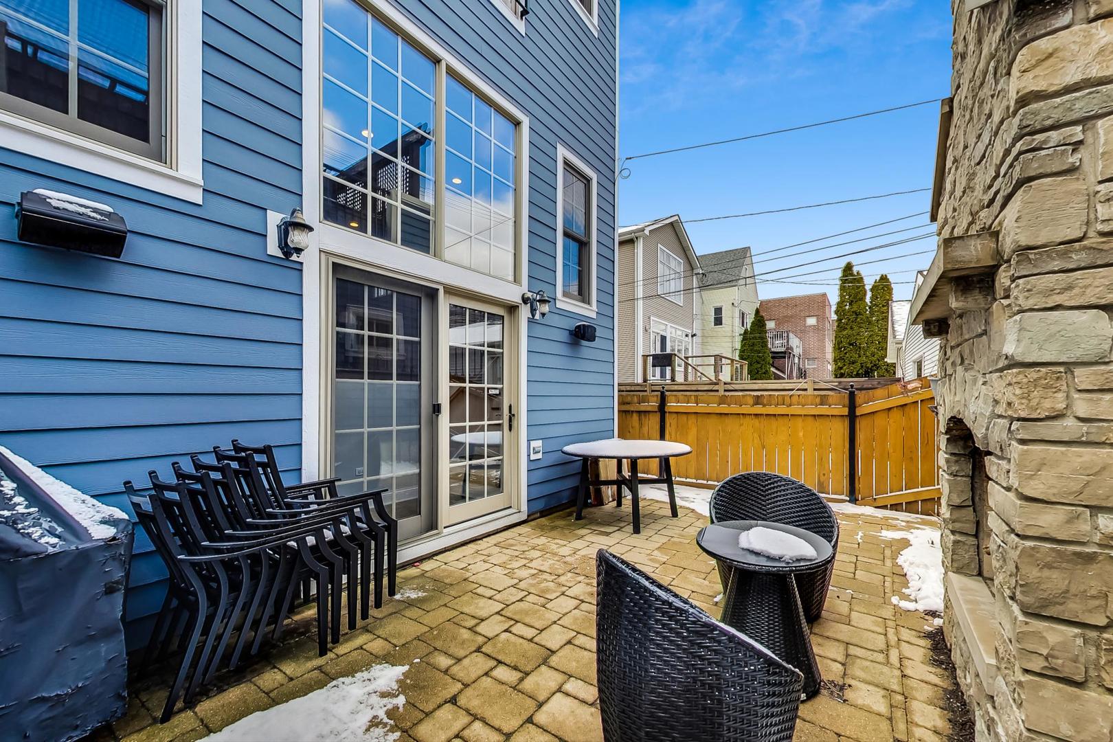 1736 W NELSON Street