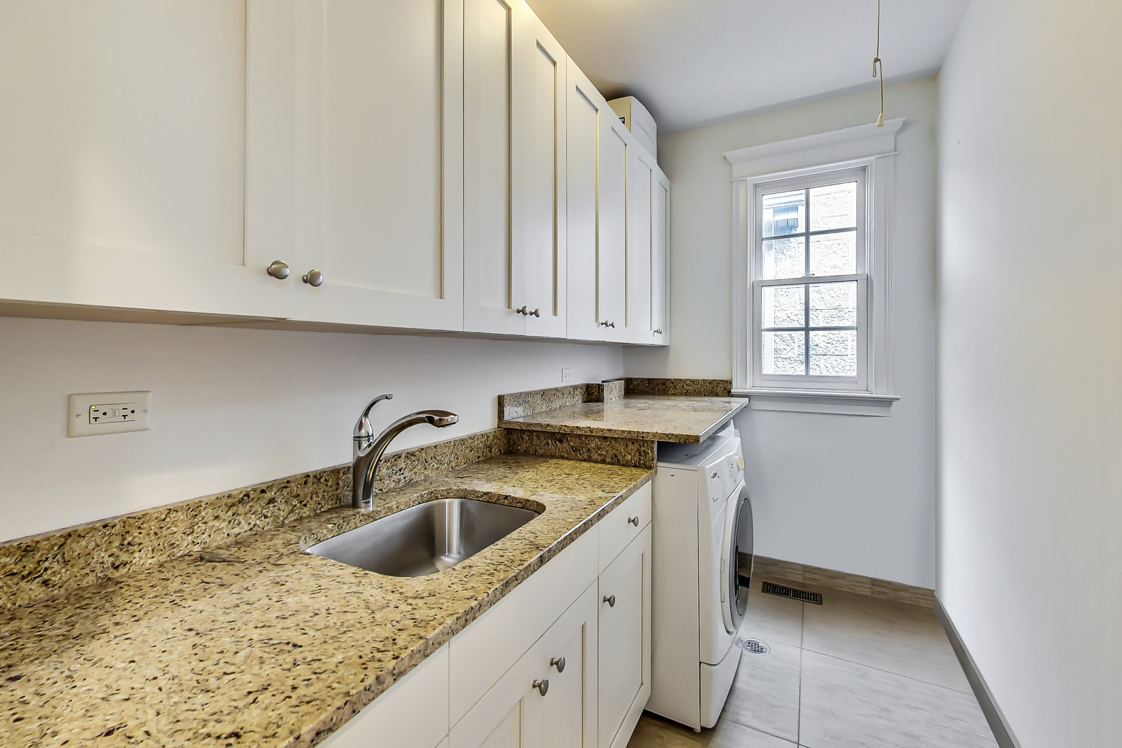 1736 W NELSON Street