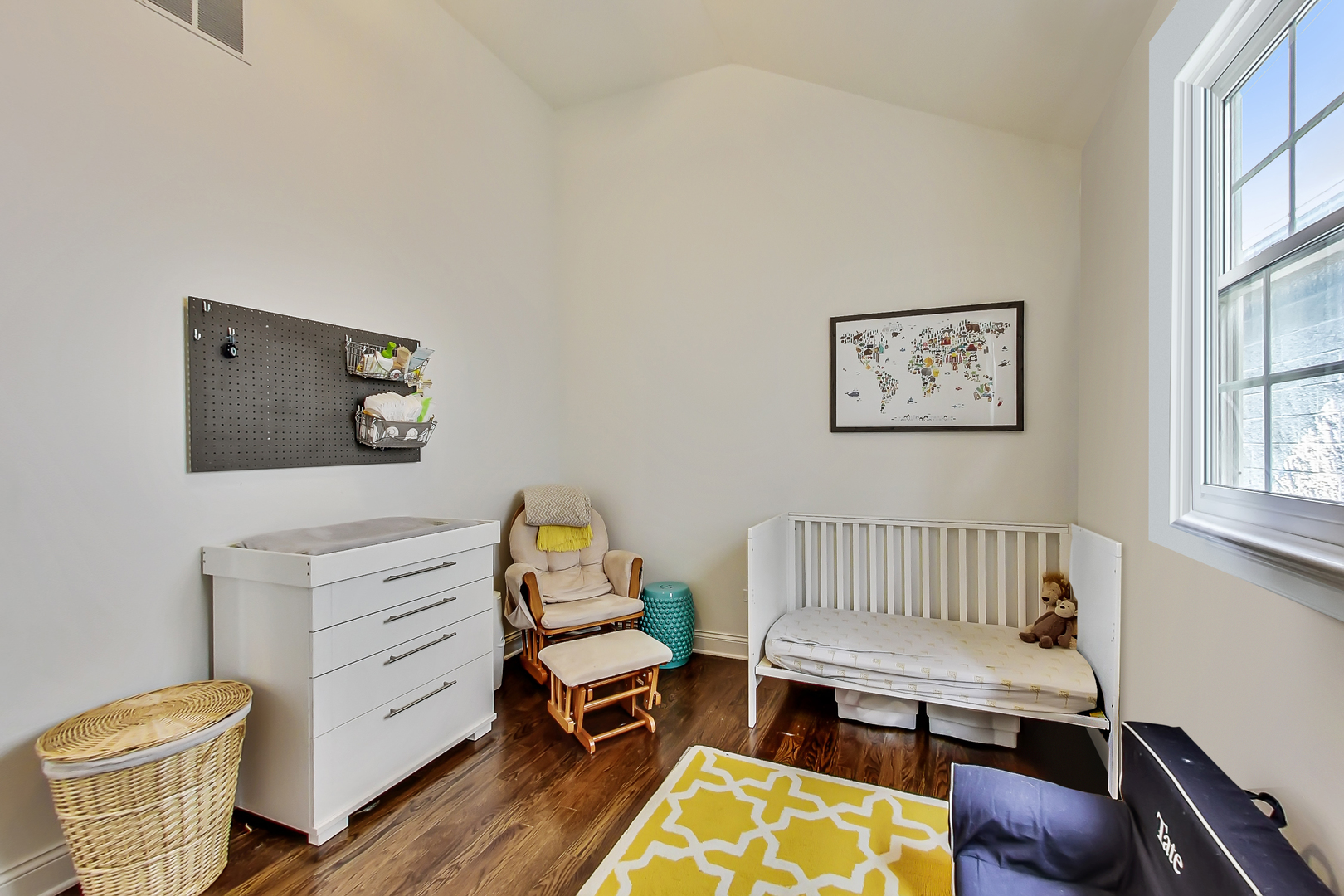 1736 W NELSON Street