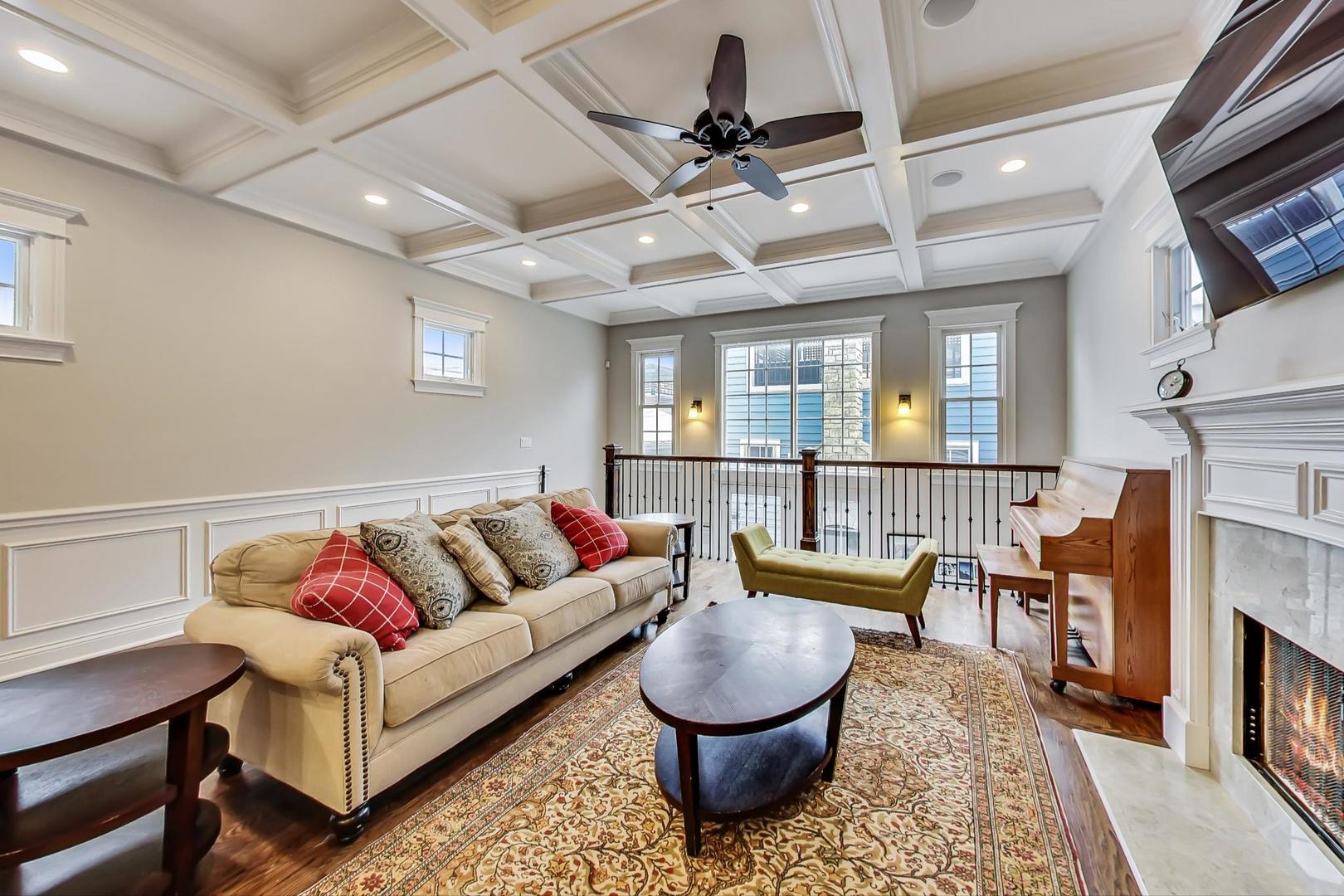 1736 W NELSON Street