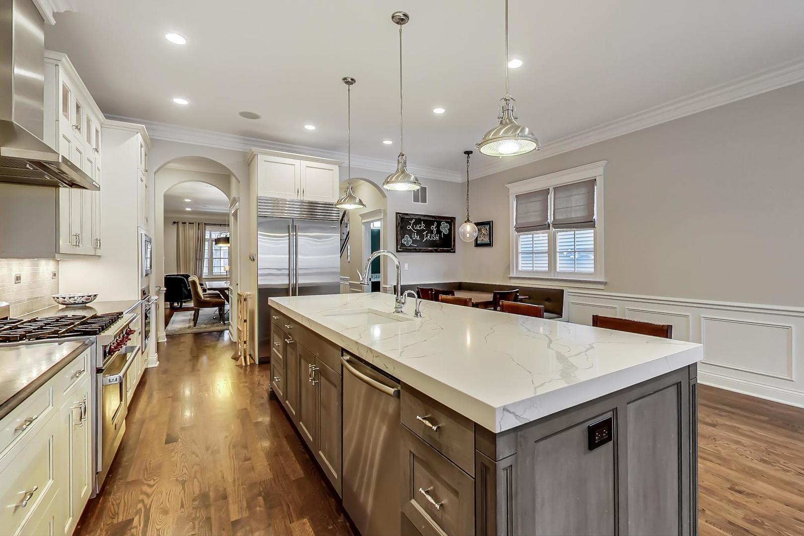 1736 W NELSON Street