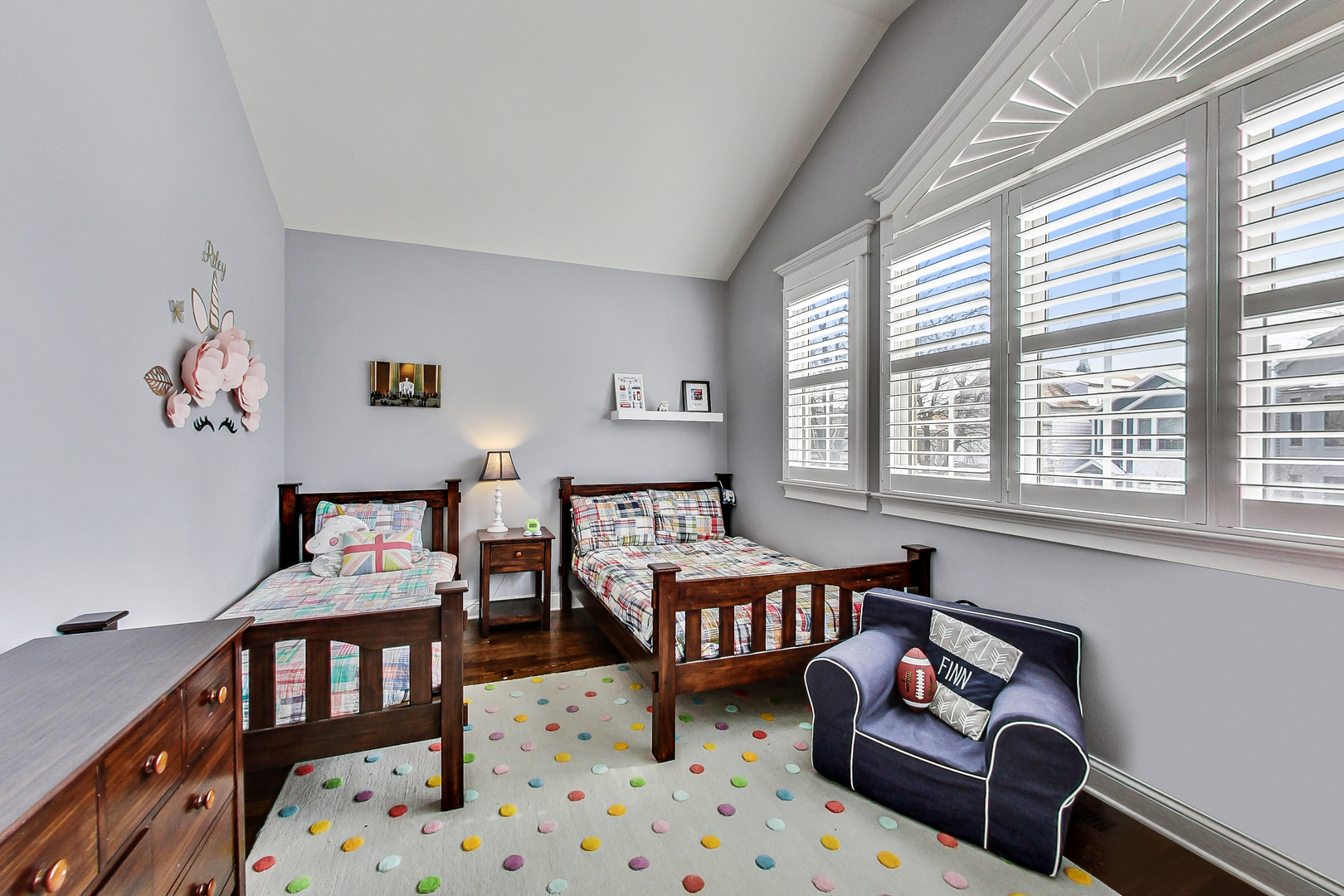 1736 W NELSON Street