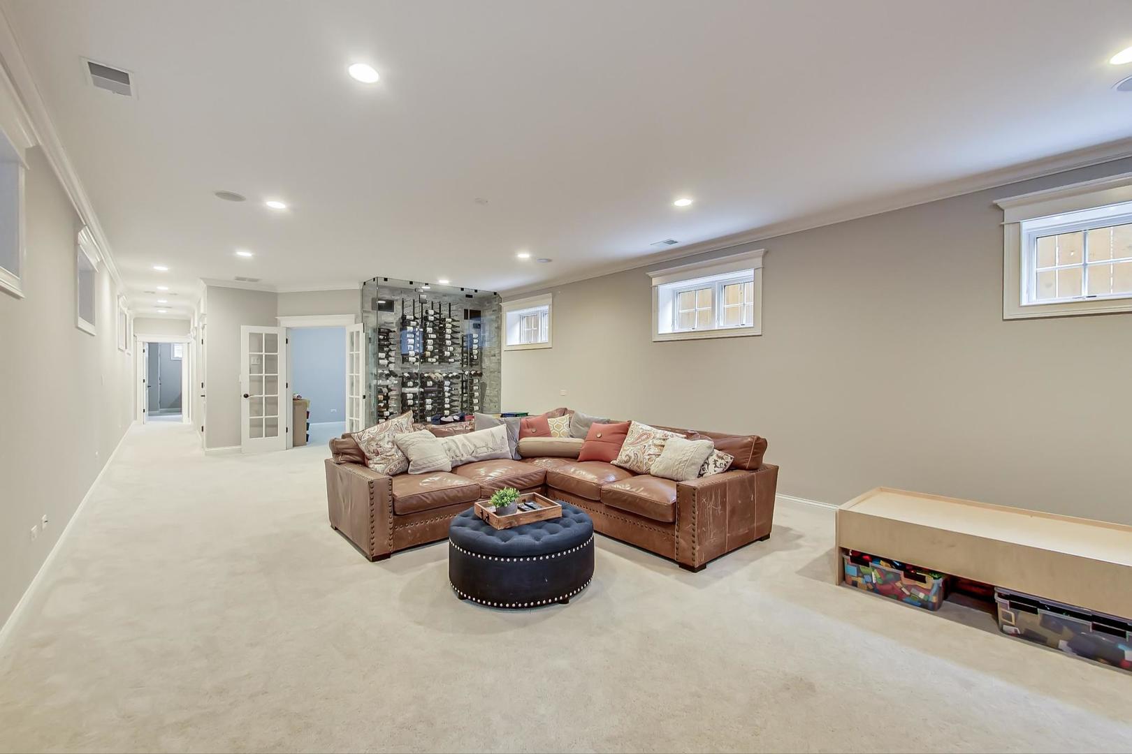 1736 W NELSON Street