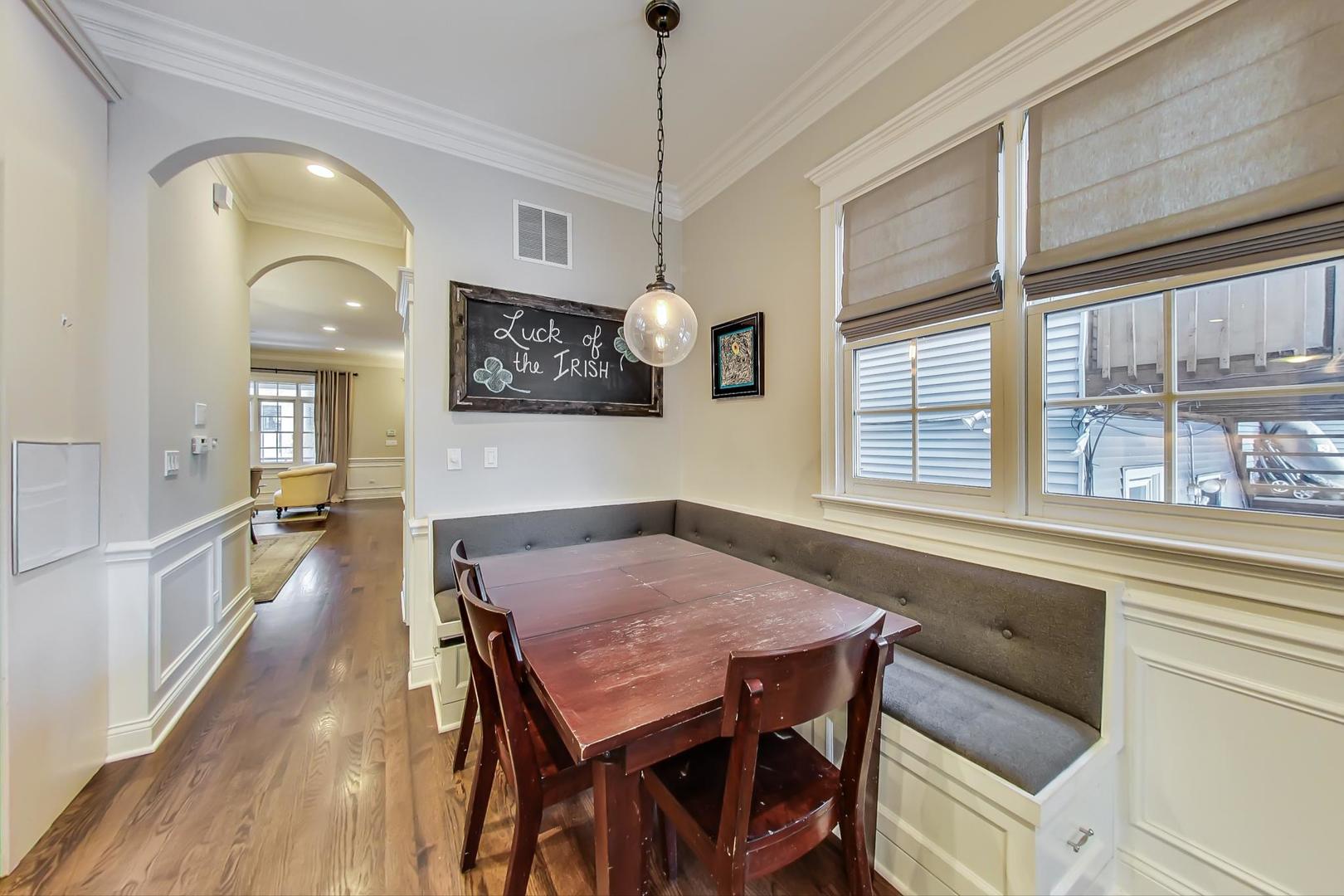 1736 W NELSON Street