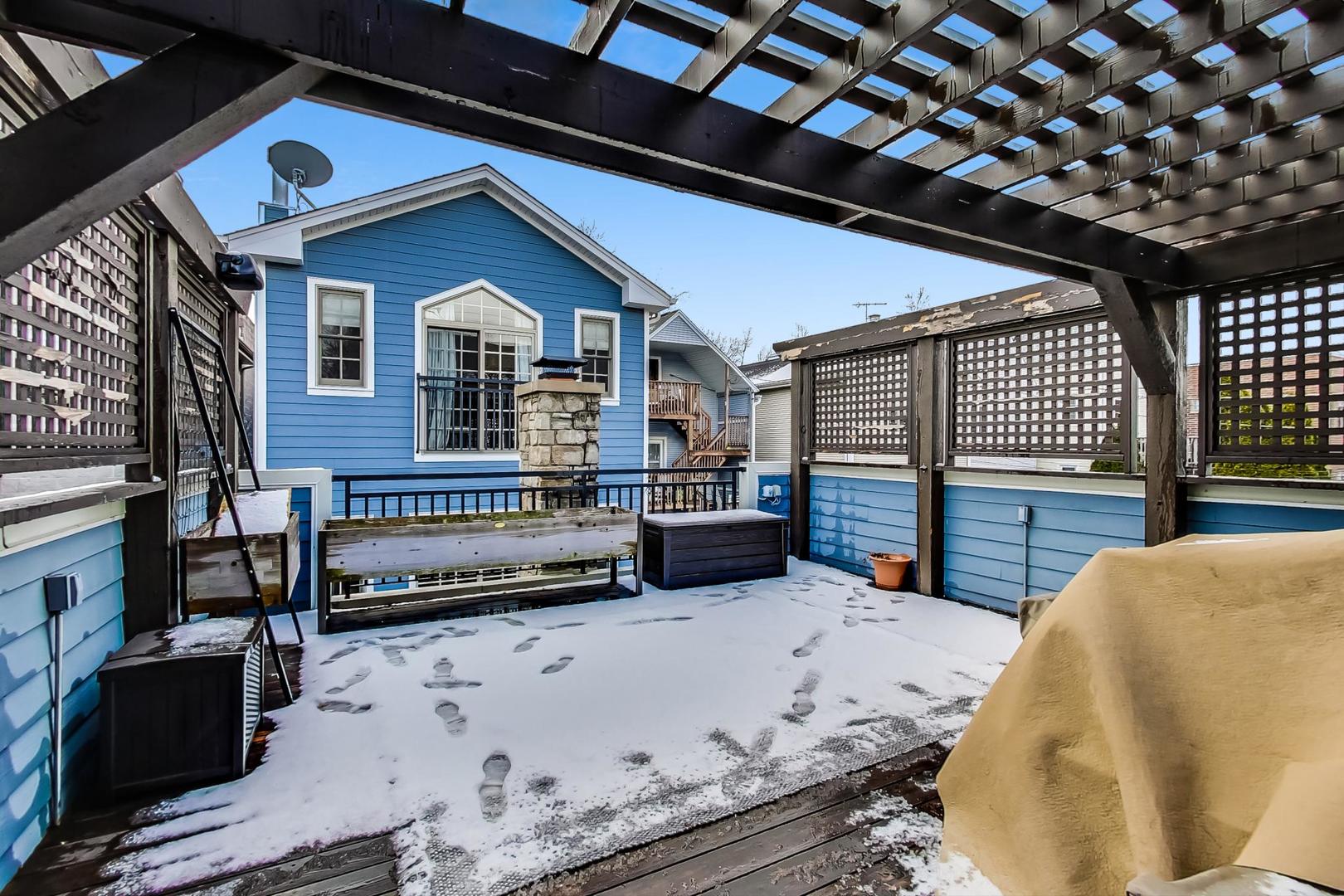 1736 W NELSON Street