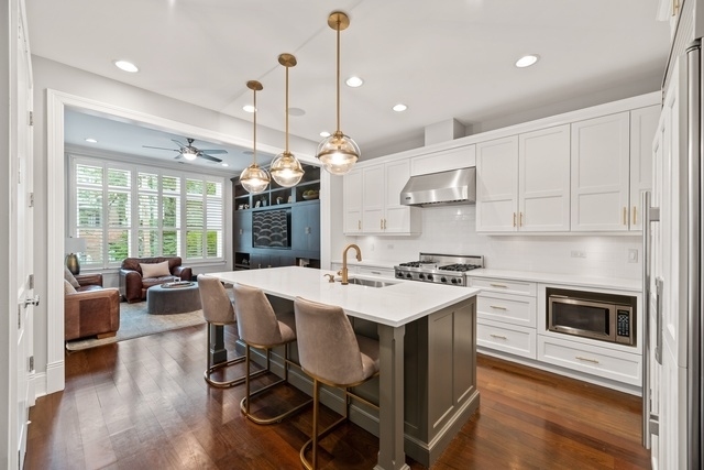 22 E Division Street Unit: 2