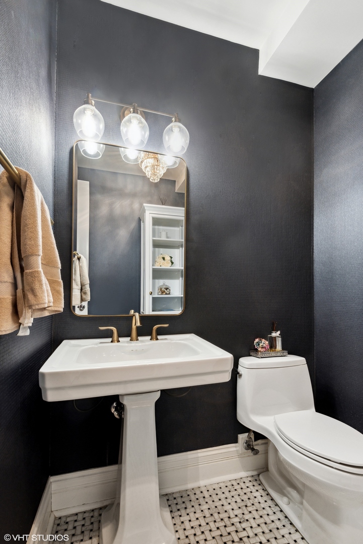 22 E Division Street Unit: 2