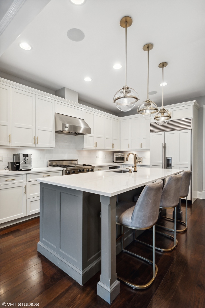 22 E Division Street Unit: 2