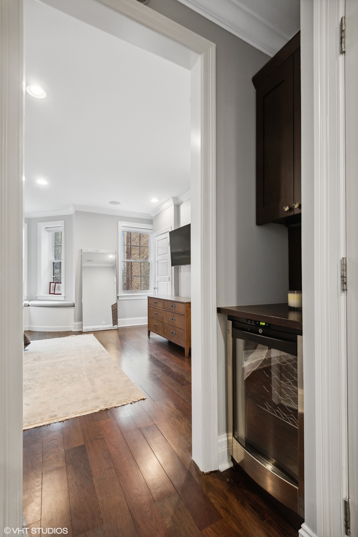 22 E Division Street Unit: 2