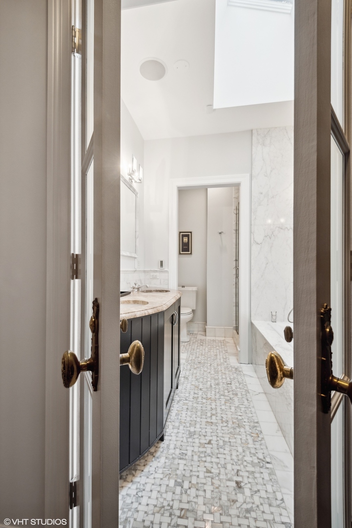 22 E Division Street Unit: 2