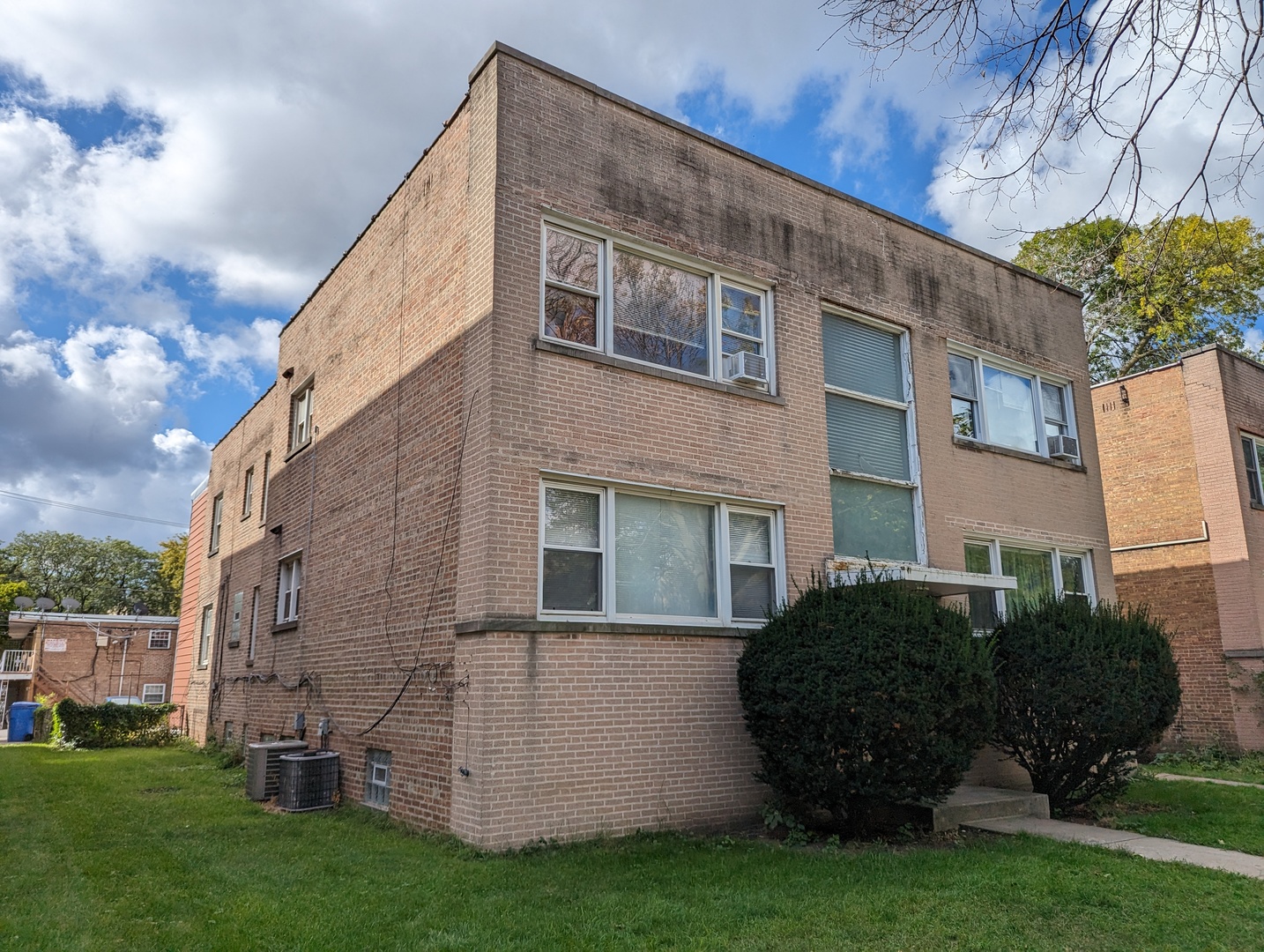 2529 W Farragut Avenue