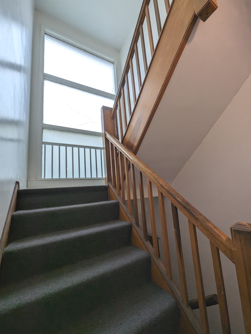 2529 W Farragut Avenue