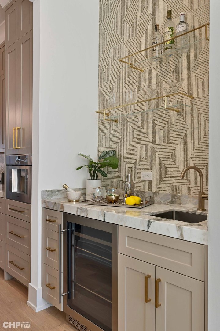 1816 W SUPERIOR Street