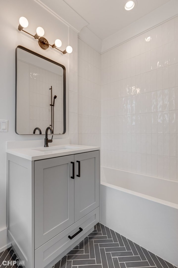 1816 W SUPERIOR Street