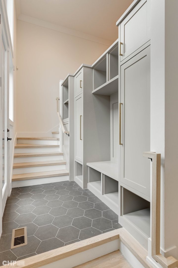 1816 W SUPERIOR Street