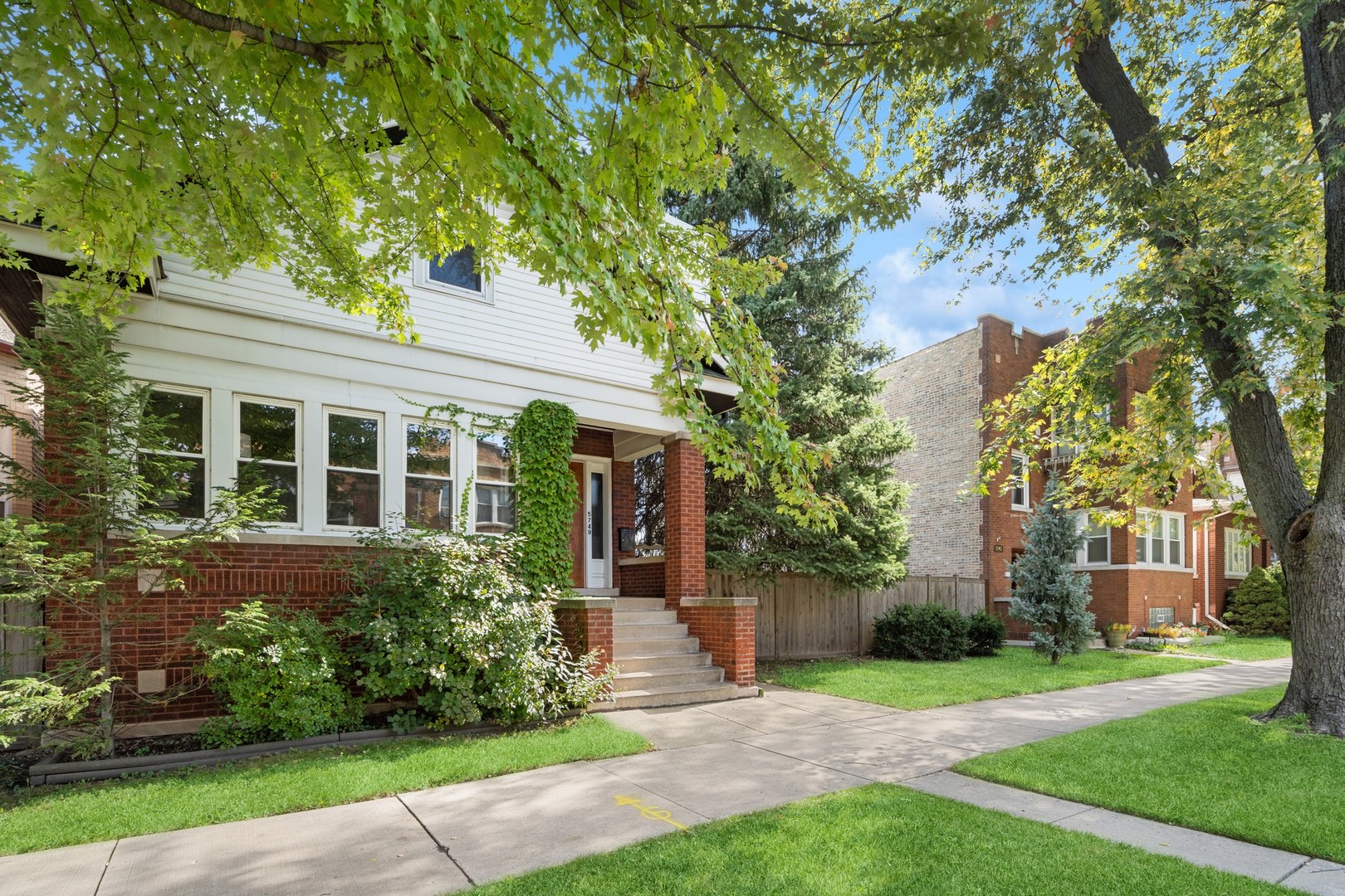 5749 N MAPLEWOOD Avenue