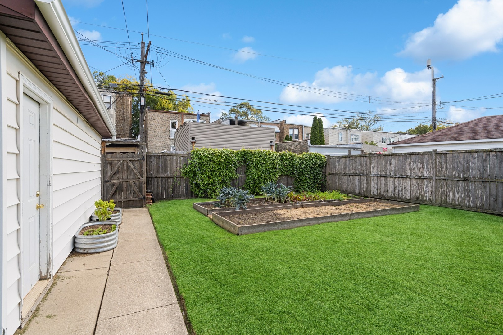 5749 N MAPLEWOOD Avenue