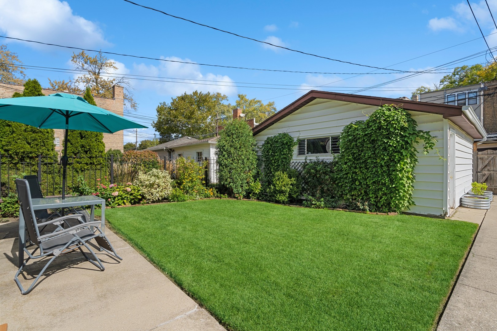 5749 N MAPLEWOOD Avenue