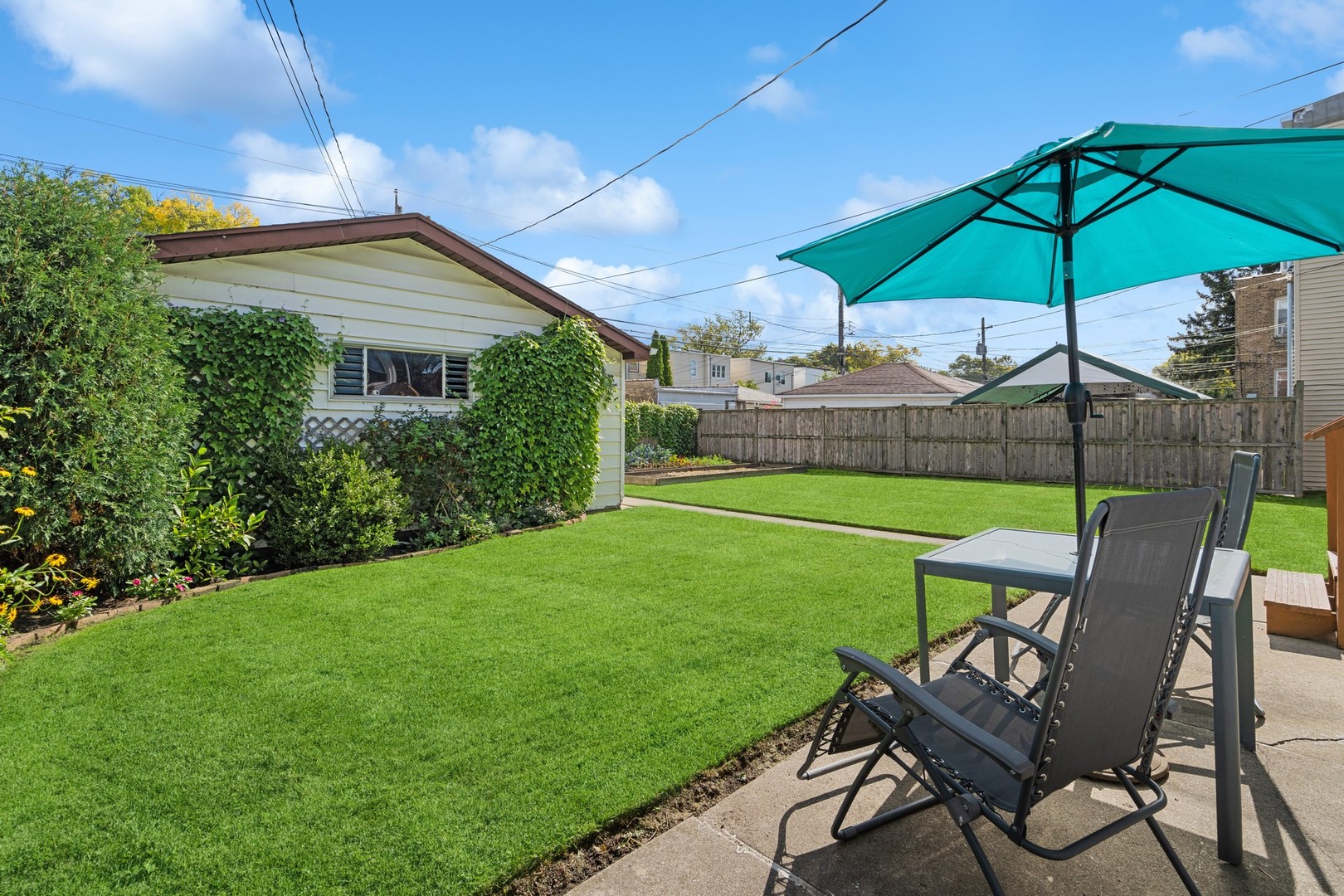 5749 N MAPLEWOOD Avenue