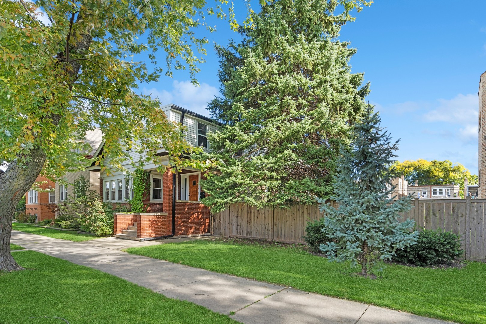 5749 N MAPLEWOOD Avenue