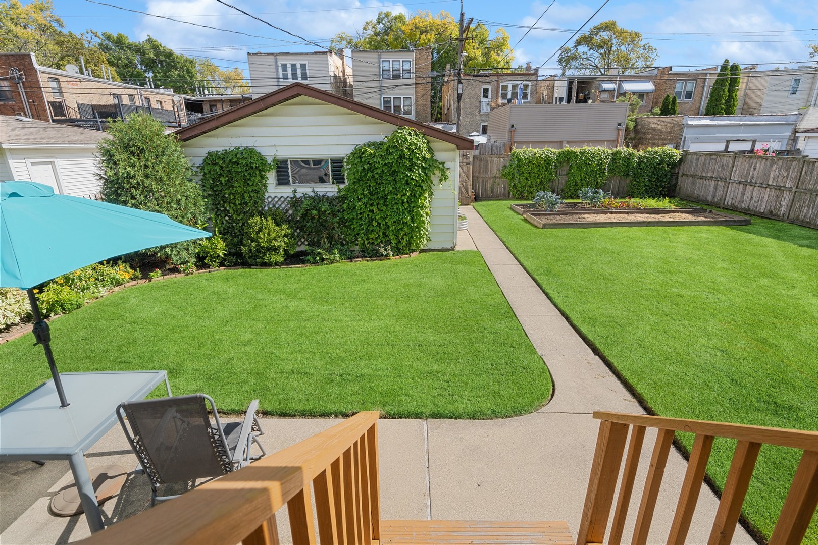 5749 N MAPLEWOOD Avenue