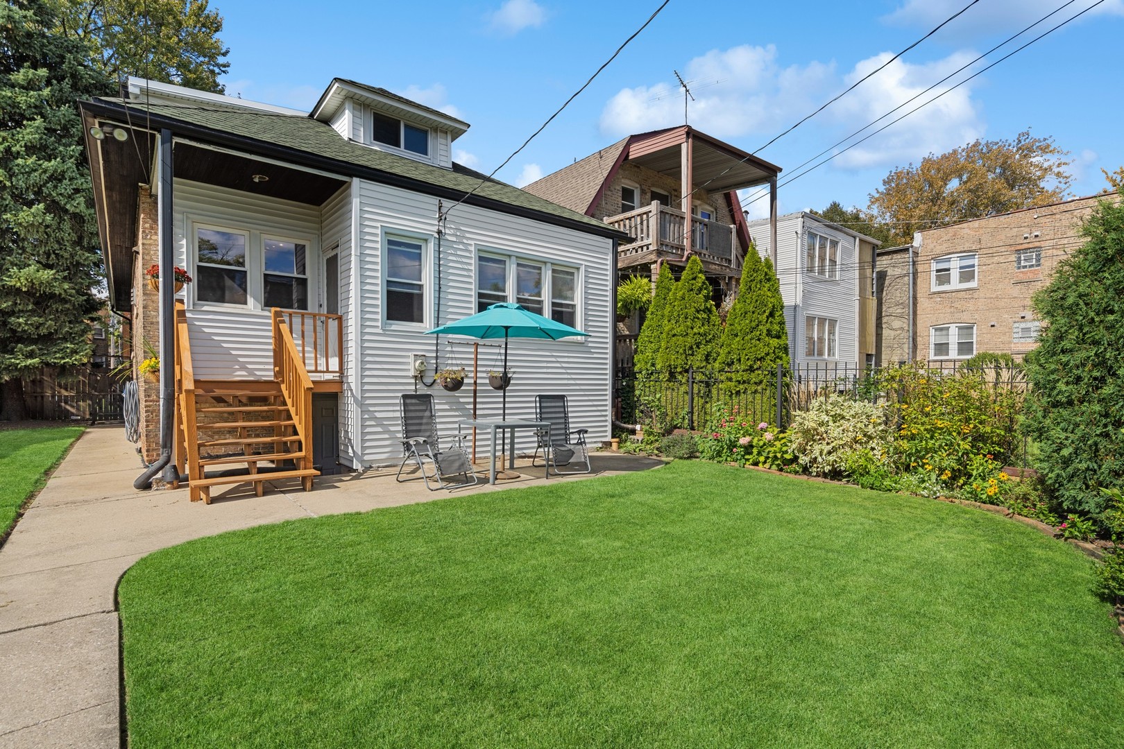 5749 N MAPLEWOOD Avenue