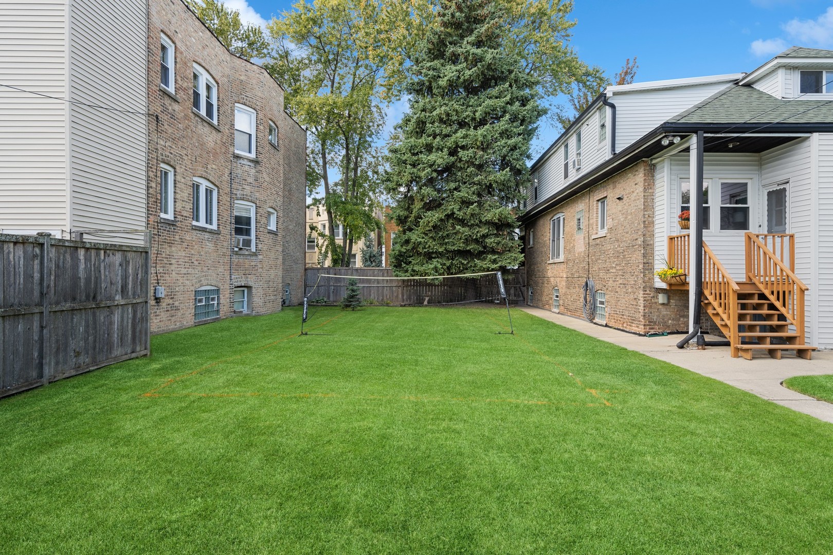 5749 N MAPLEWOOD Avenue