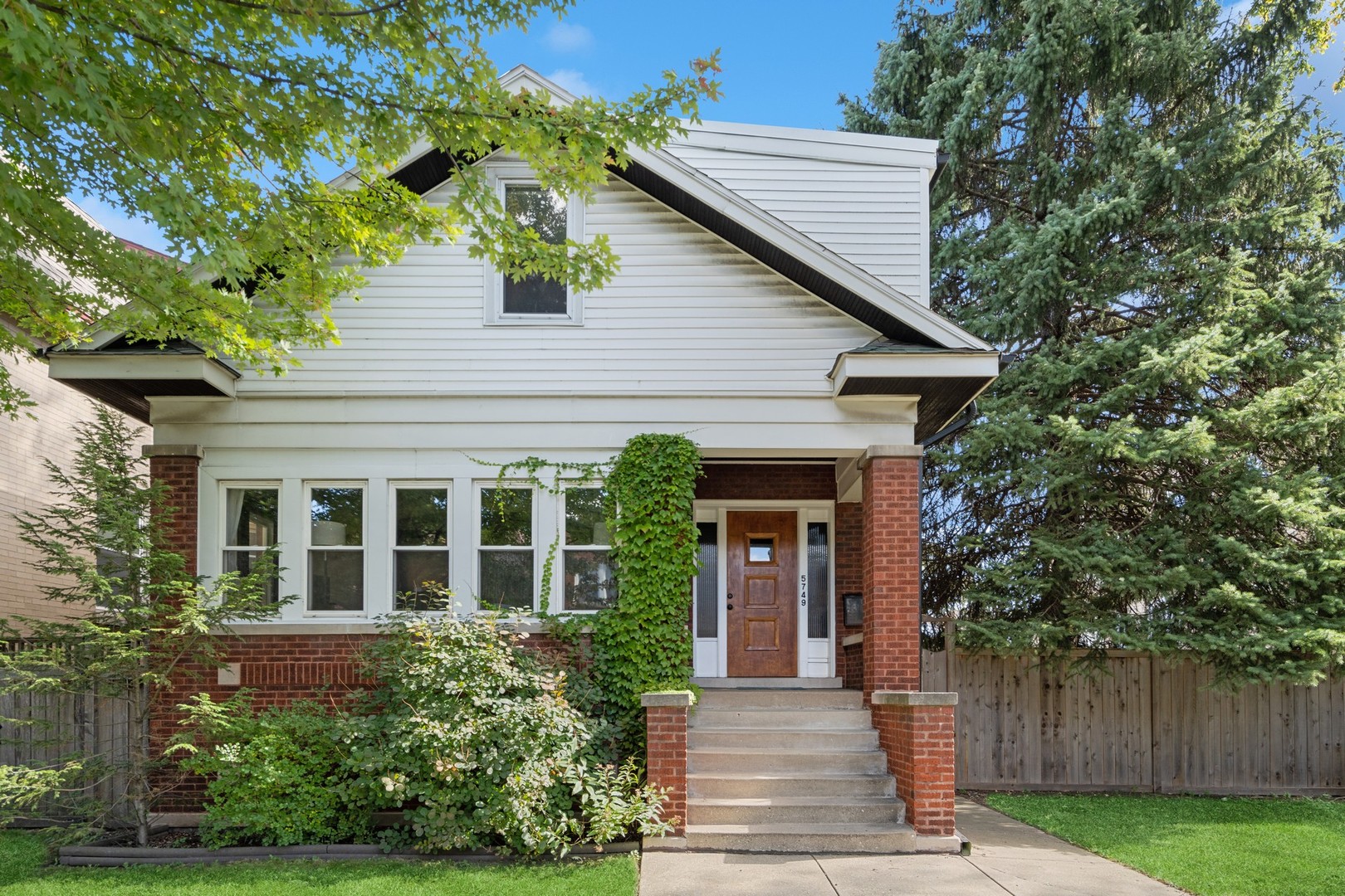 5749 N MAPLEWOOD Avenue