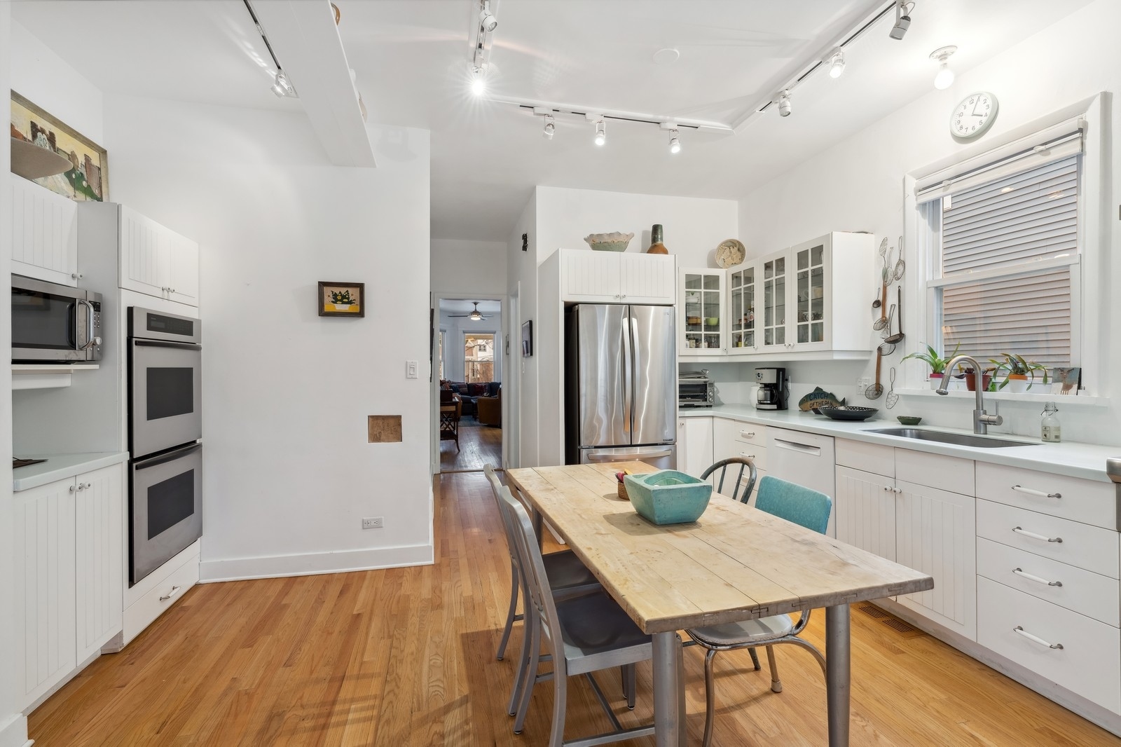 4338 N RIDGEWAY Avenue