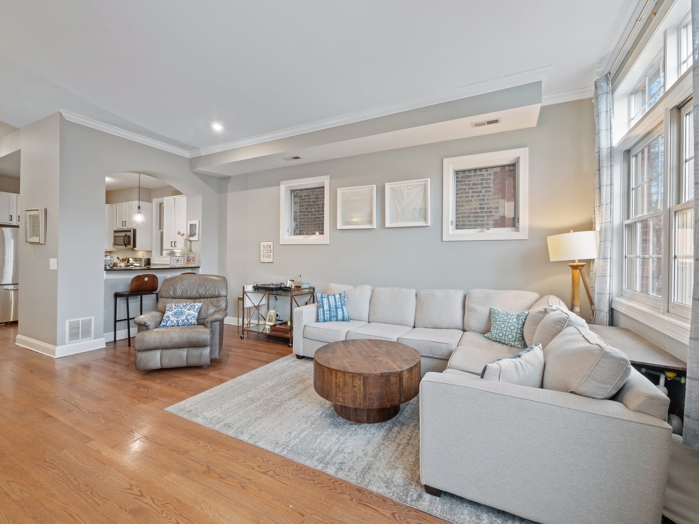643 W Belmont Avenue Unit: 2