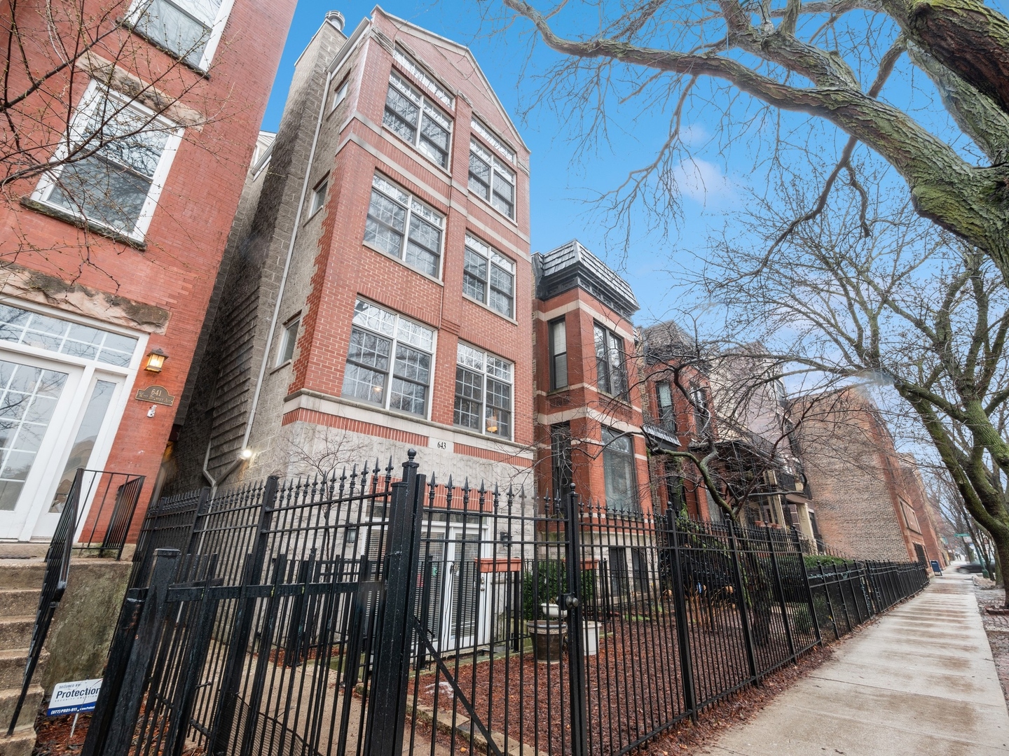 643 W Belmont Avenue Unit: 2