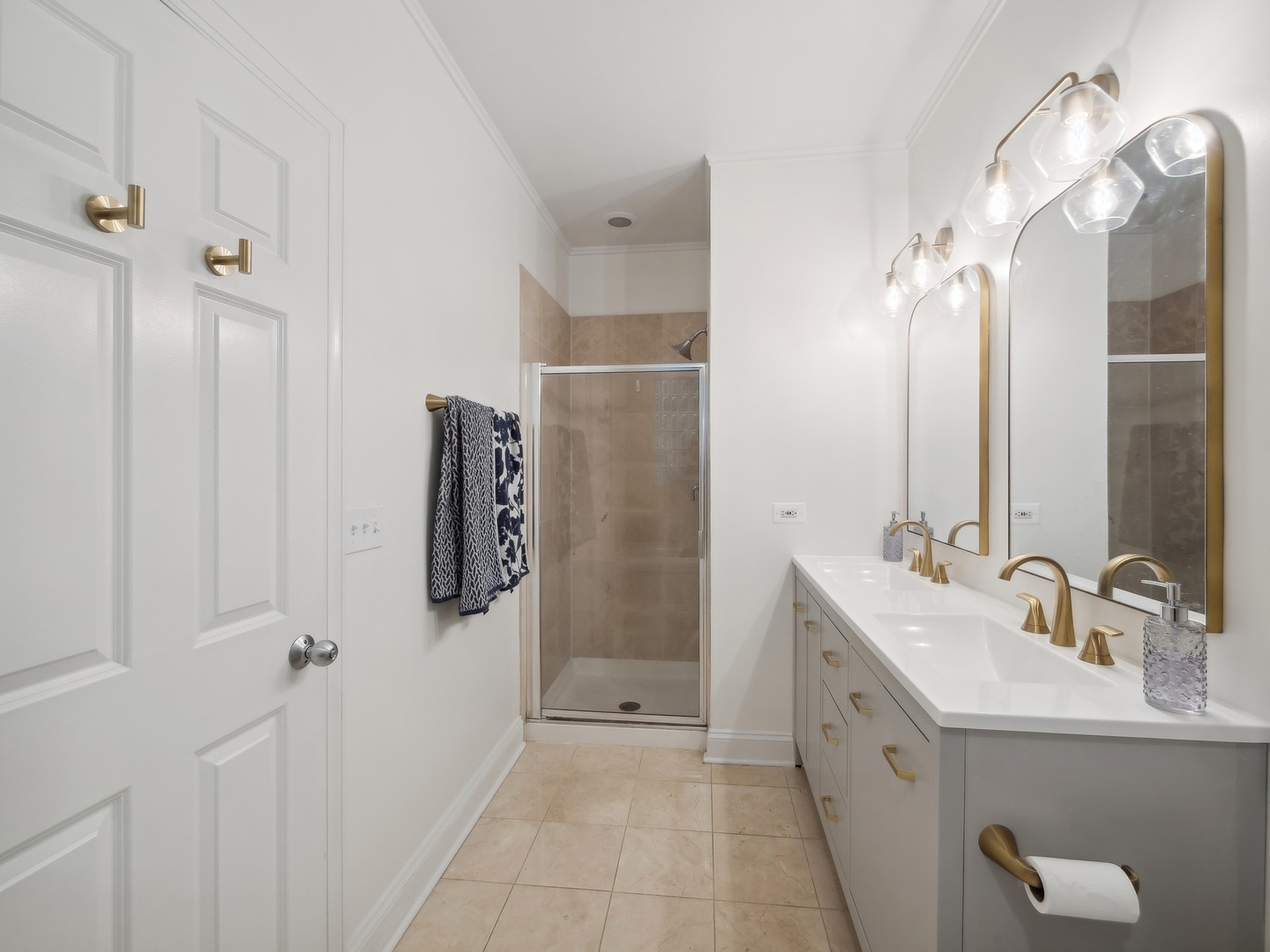 643 W Belmont Avenue Unit: 2