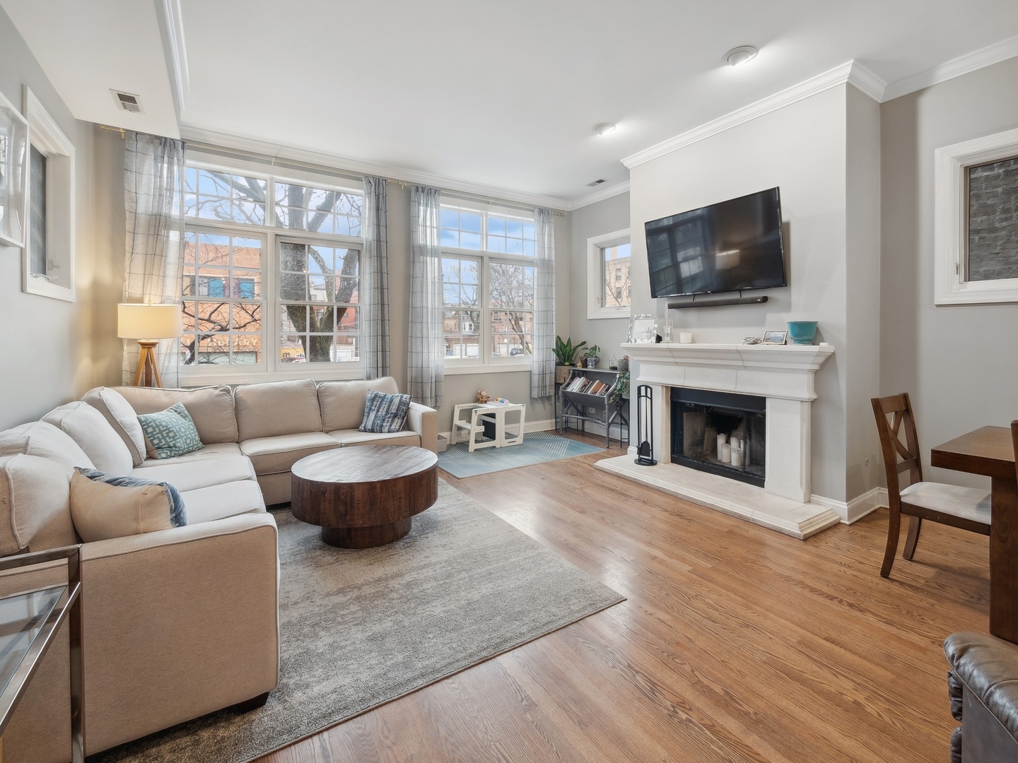 643 W Belmont Avenue Unit: 2