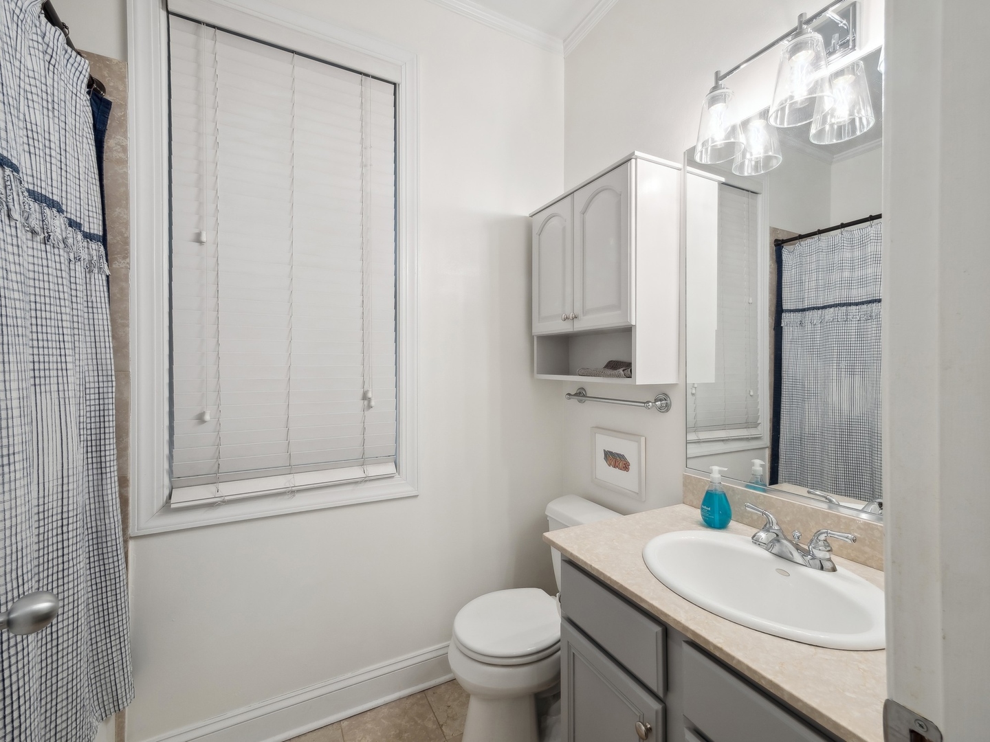 643 W Belmont Avenue Unit: 2