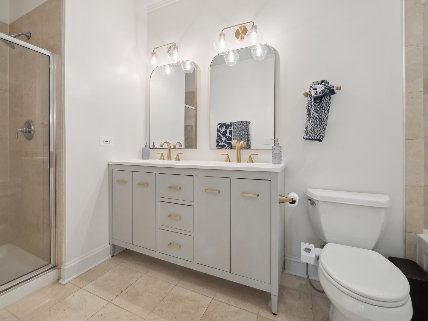 643 W Belmont Avenue Unit: 2