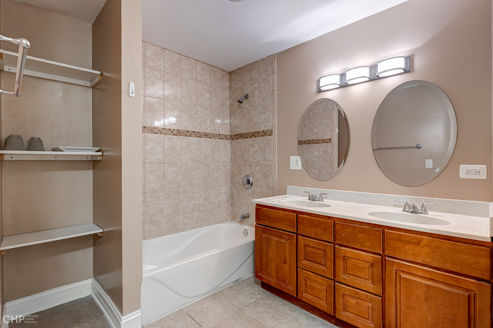 4938 S King Drive Unit: 2