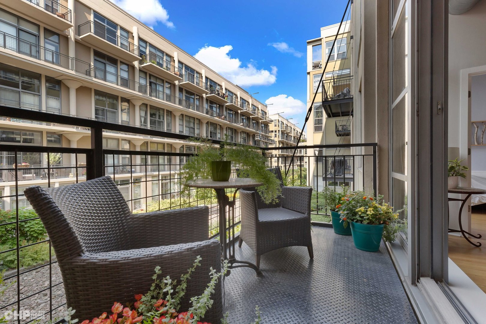 900 N KINGSBURY Street Unit: 901